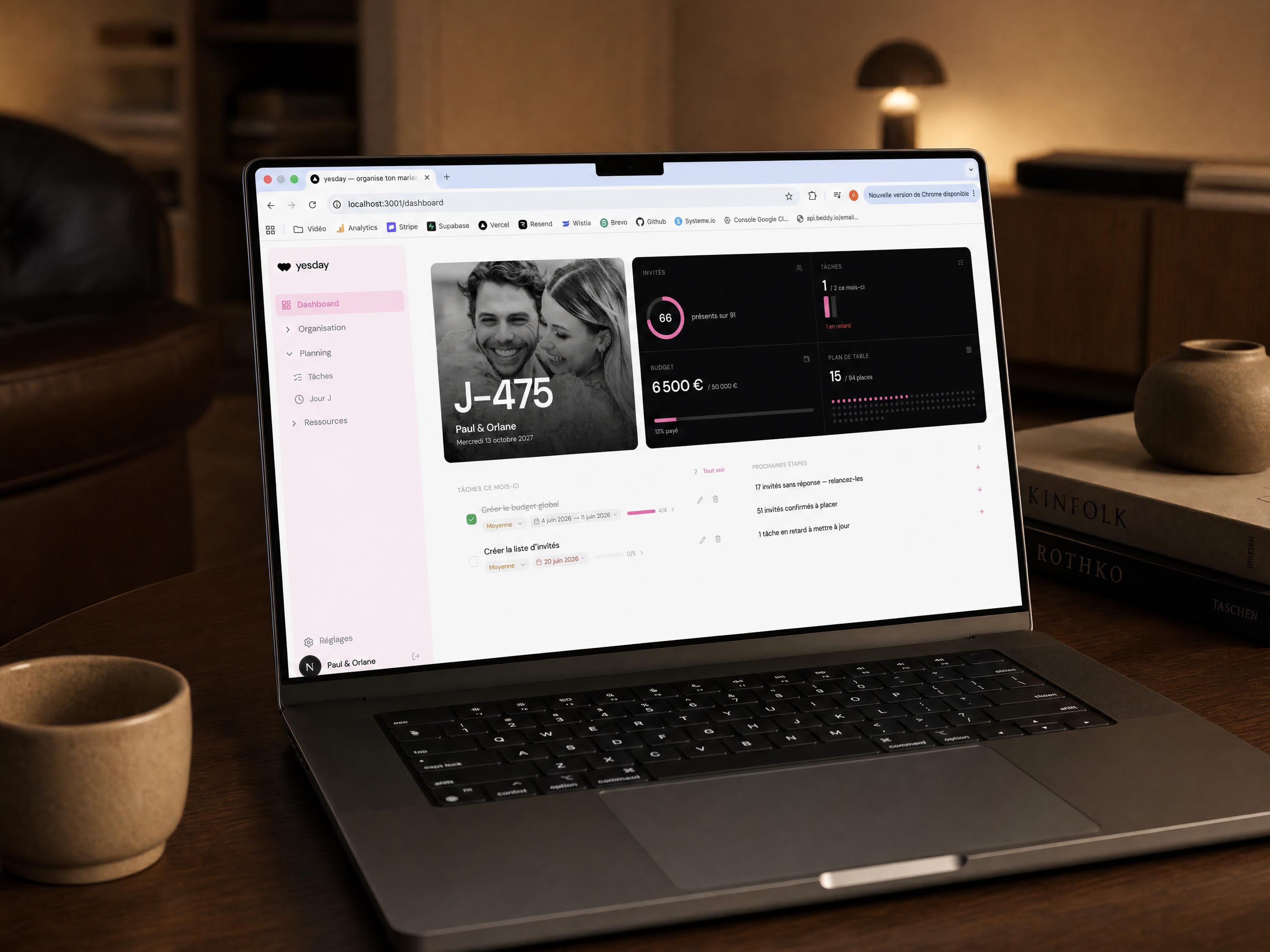 L’appli yesday ouverte sur un MacBook : tableau de bord avec compte à rebours, invités, budget, étapes et plan de table.